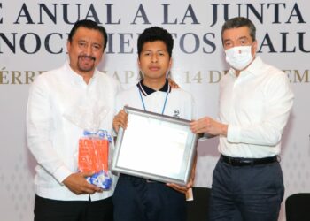 Rutilio Escandón entrega estímulos por la Excelencia Académica a estudiantes del Cobach