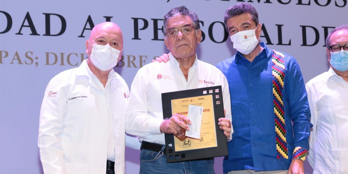 Encabeza Rutilio Escandón entrega de medallas y estímulos por antigüedad al personal del sector salud
