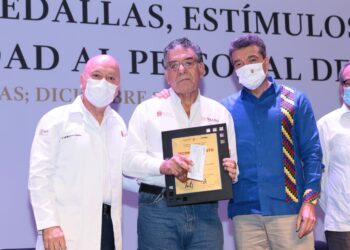 Encabeza Rutilio Escandón entrega de medallas y estímulos por antigüedad al personal del sector salud