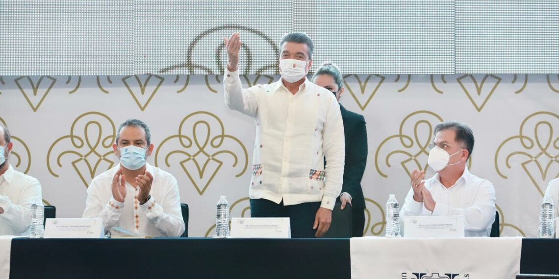 Asiste Rutilio Escandón al Cuarto Informe de Actividades de la Rectoría de la Unach