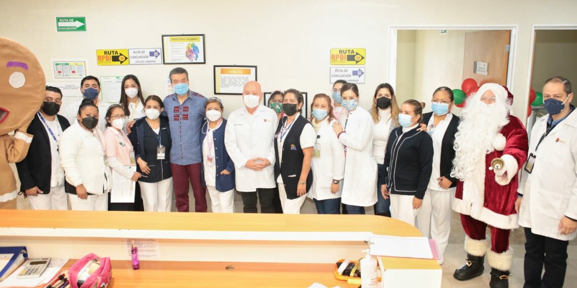 Rutilio Escandón lleva regalos a niñas y niños internados en el Hospital “Gómez Maza”