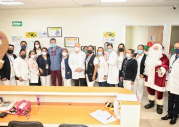 Rutilio Escandón lleva regalos a niñas y niños internados en el Hospital “Gómez Maza”