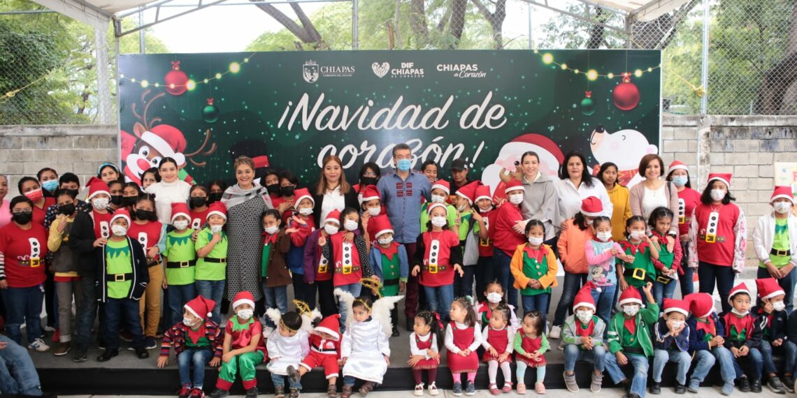 Rutilio Escandón celebra la Navidad y lleva regalos a niñas y niños de la Casa Hogar Infantil del DIF