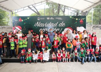 Rutilio Escandón celebra la Navidad y lleva regalos a niñas y niños de la Casa Hogar Infantil del DIF