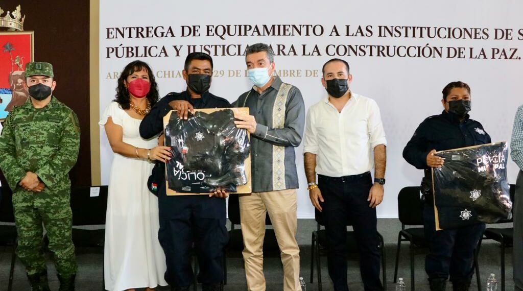 En Arriaga, Rutilio Escandón entrega patrulla, motopatrulla y equipamiento a la Policía Municipal