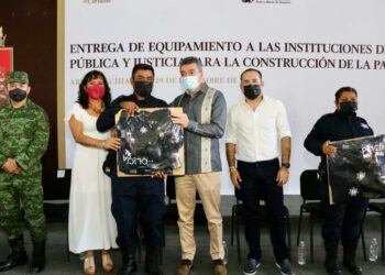 En Arriaga, Rutilio Escandón entrega patrulla, motopatrulla y equipamiento a la Policía Municipal