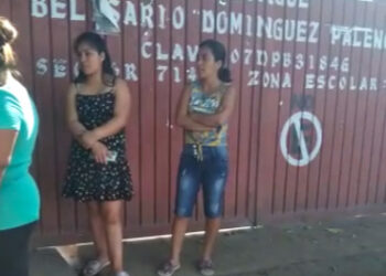 Padres de familia son dejados afuera para cobrarles 100 pesos de multa