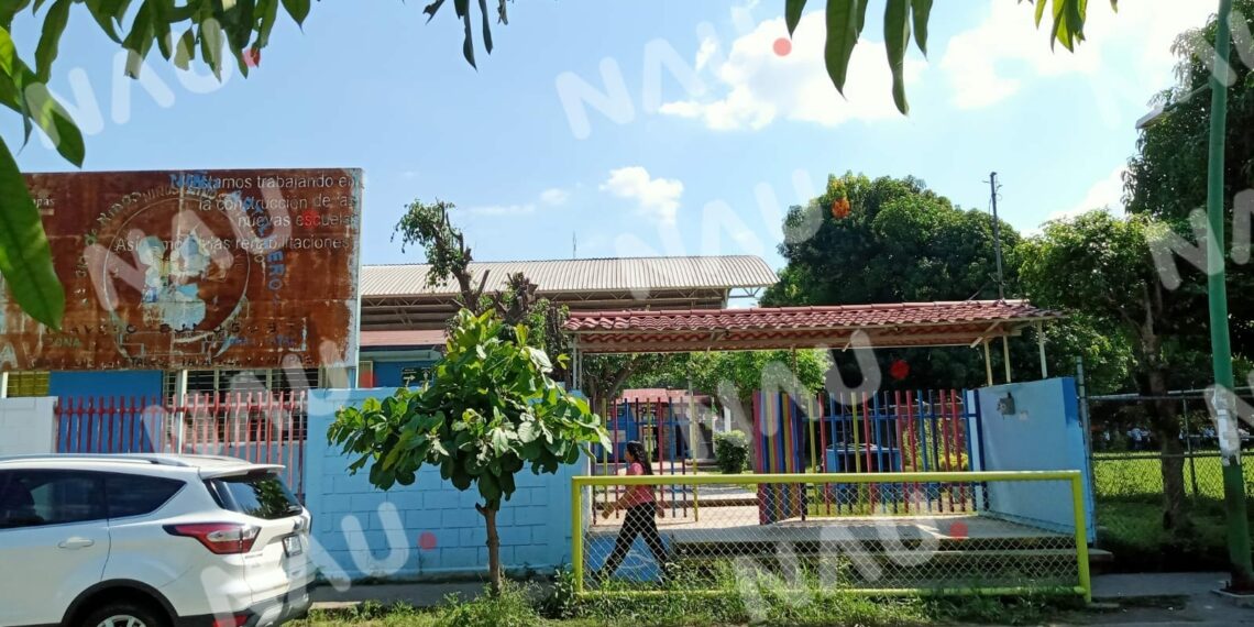 Piden a directora de plantel el pago de luz
