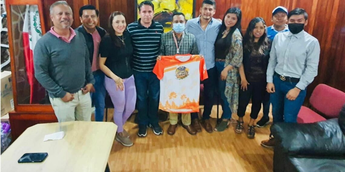 Presidente Municipal, recibió en las oficinas del Ayuntamiento a los integrantes de “Tierra del Café”.