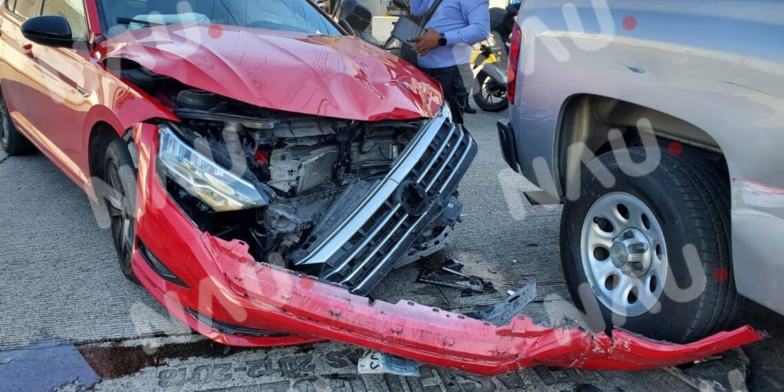 Solo daños deja accidente en la 3a nortey 11a calle oriente