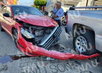 Solo daños deja accidente en la 3a nortey 11a calle oriente
