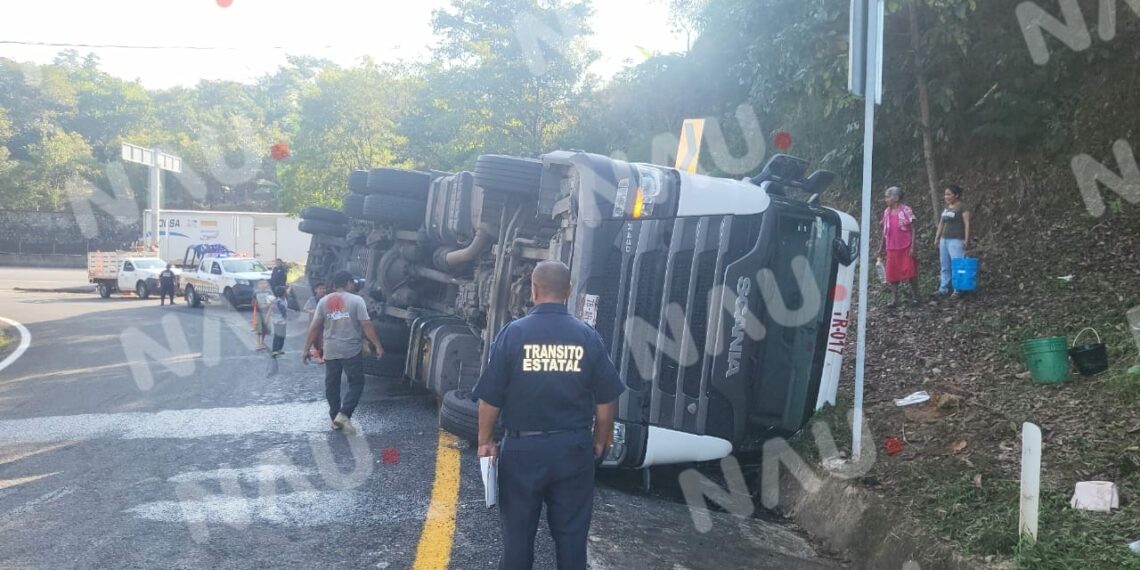 Vuelca tráiler cargado de harina en el libramiento de HUIXTLA