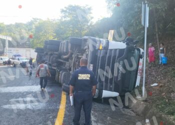 Vuelca tráiler cargado de harina en el libramiento de HUIXTLA