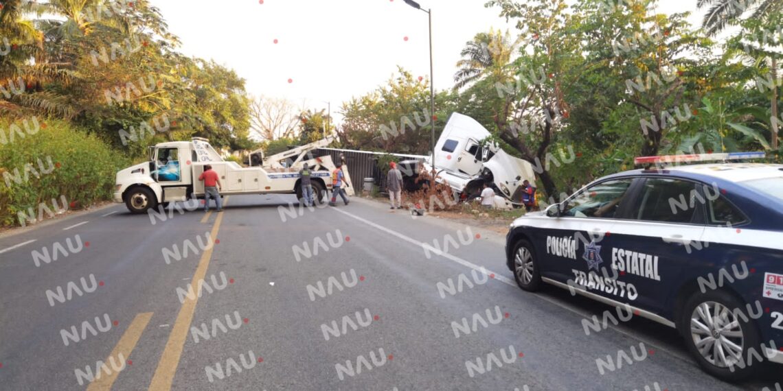 Tráiler cargado de plátano terminó fuera del libramiento Sur poniente