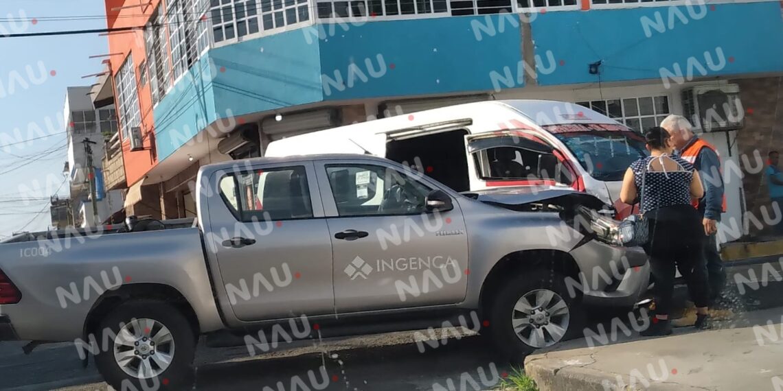 Camioneta hace corte de circulación a combi de pasaje