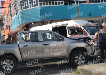 Camioneta hace corte de circulación a combi de pasaje