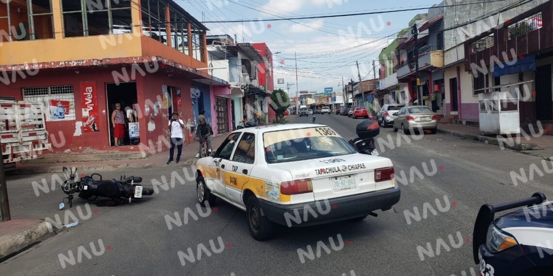 Motocilista lesionado al chocar contra taxi