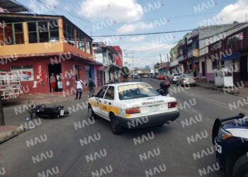Motocilista lesionado al chocar contra taxi