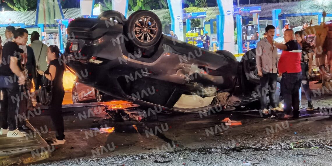 Vuelca carro tras choque en el par vial