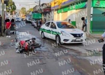 Motociclista se estampa en vehículo particular