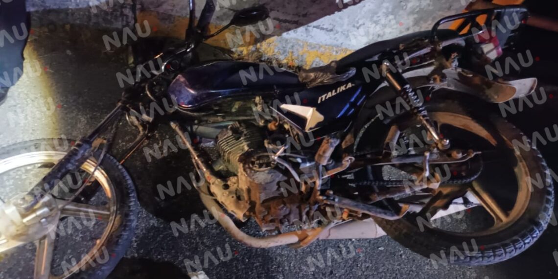 Motociclista se impacta por alcance contra taxi