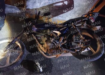 Motociclista se impacta por alcance contra taxi