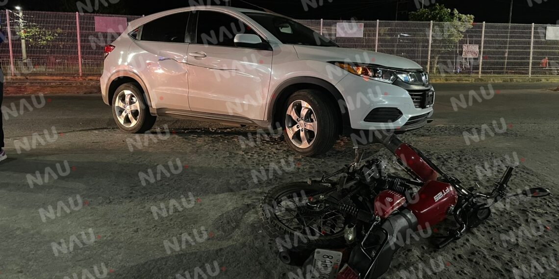 Solo daños al chocar motocicleta vs camioneta