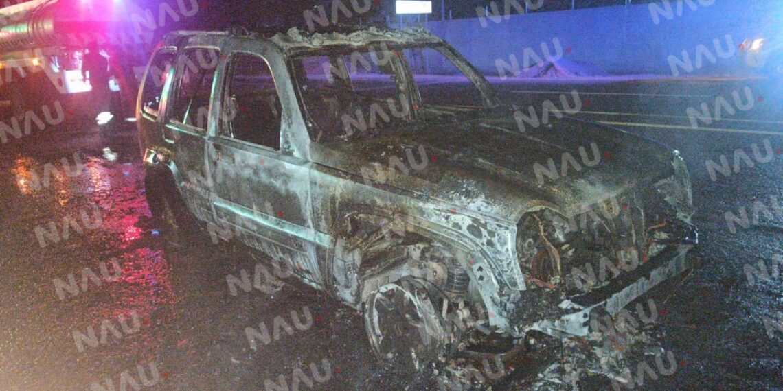 Se incendia un vehículo en la carretera Puerto Madero – Tapachula