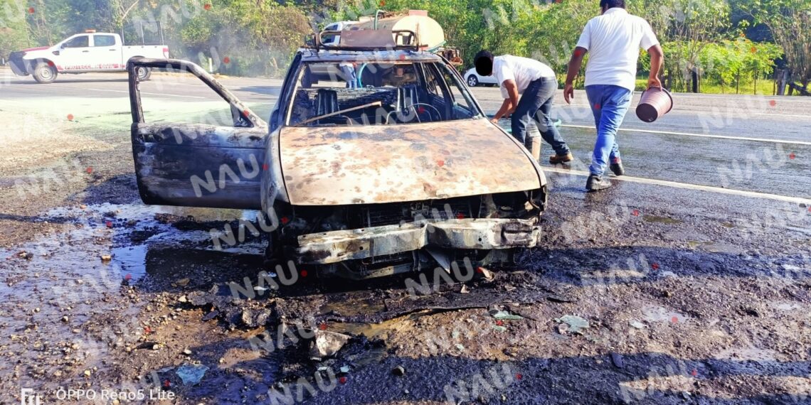 Falla mecánica ocasionó un incendio a un vehículo en Huehuetán
