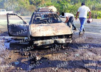 Falla mecánica ocasionó un incendio a un vehículo en Huehuetán