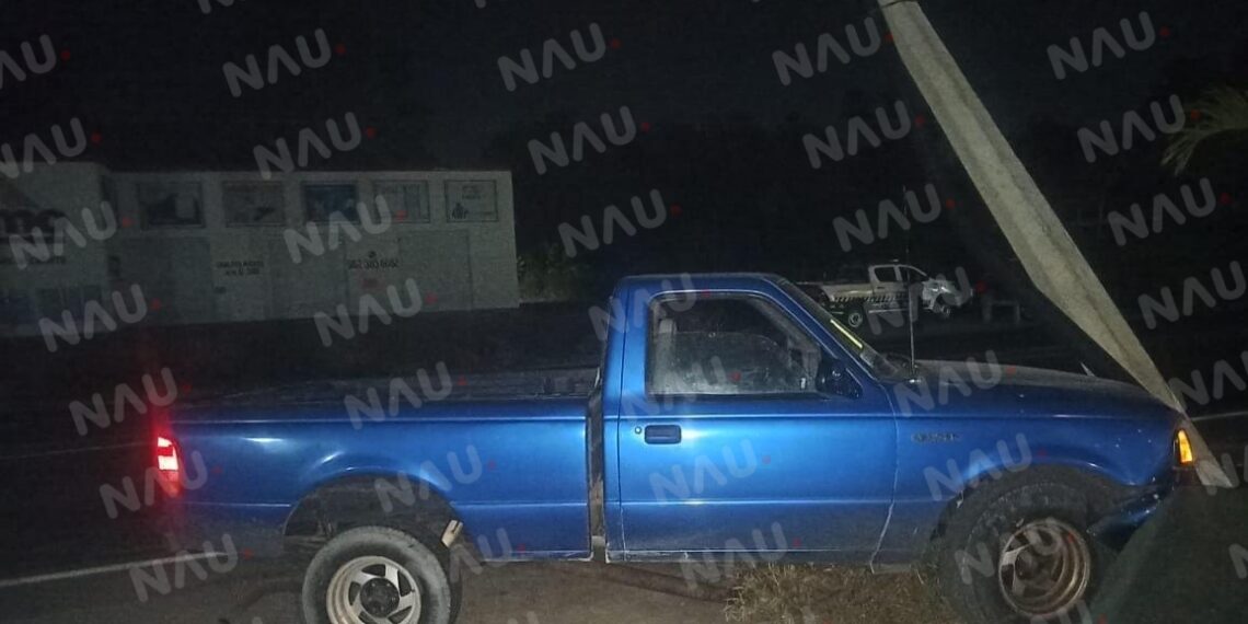 Camioneta se impacta contra poste de luz de la CFE