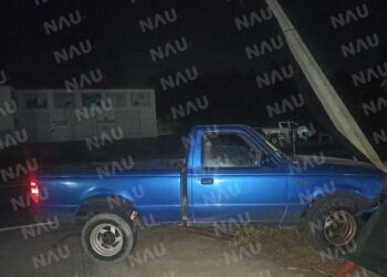 Camioneta se impacta contra poste de luz de la CFE