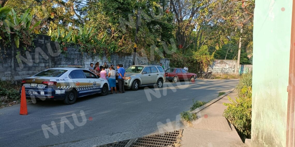 Motociclista impacta a un vehículo por librar una alcantarilla en mal estado