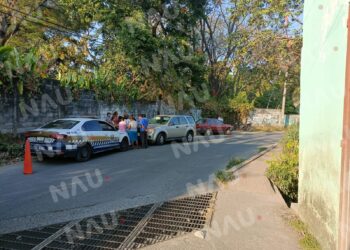 Motociclista impacta a un vehículo por librar una alcantarilla en mal estado
