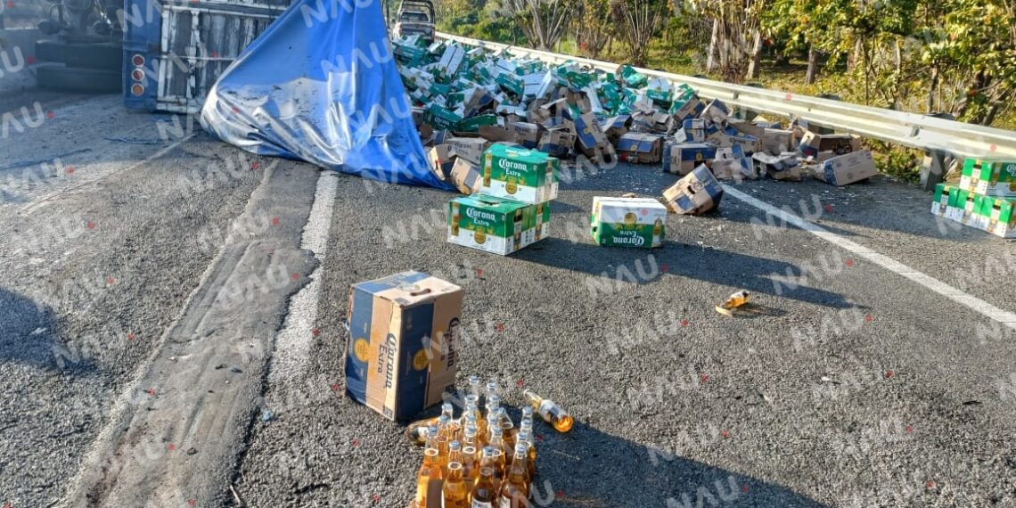 Vuelca camión tortón cargado de cerveza antes de llegar al reclusorio