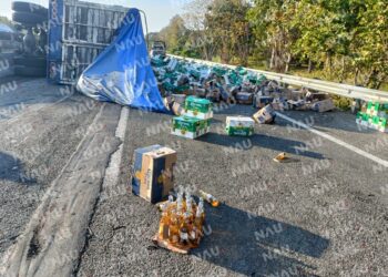 Vuelca camión tortón cargado de cerveza antes de llegar al reclusorio
