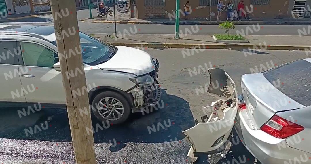 Solo daños deja accidente en la 17a calle oriente