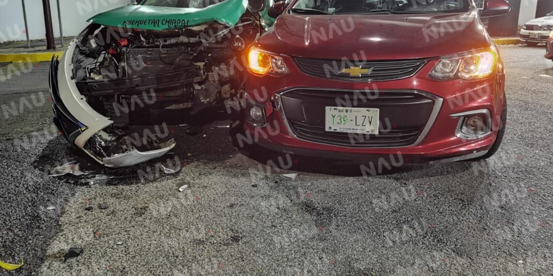 Solo daños al chocar taxi y carro particular