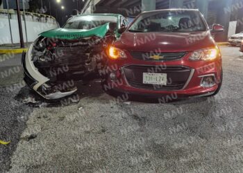 Solo daños al chocar taxi y carro particular