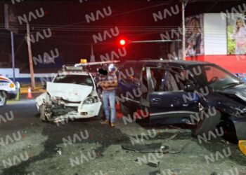 Accidente deja solo daños