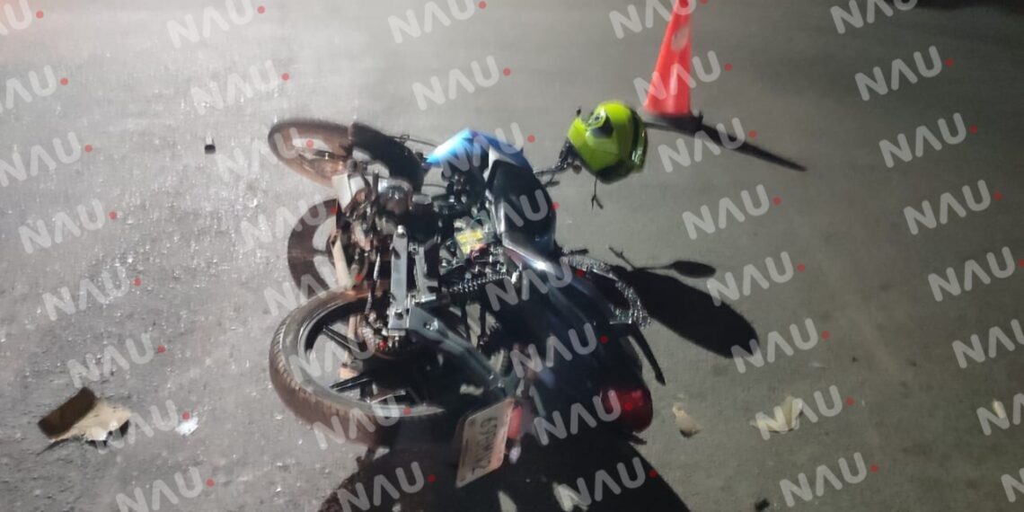 Camioneta impacta a motociclistas y se da a la fuga