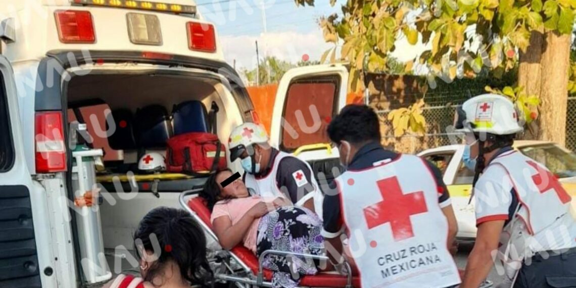Atiende paramédicos de la Cruz roja a mujer con labor de parto