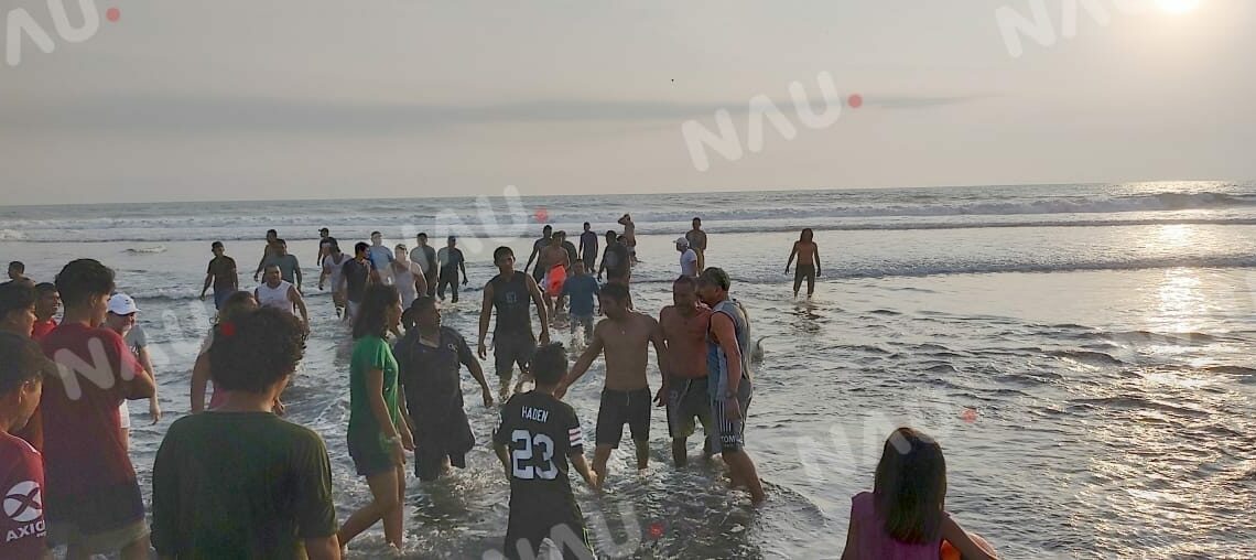 Bañistas salvan de morir a una persona que se estaba ahogando en la playa de pampa honda de Mapastepec