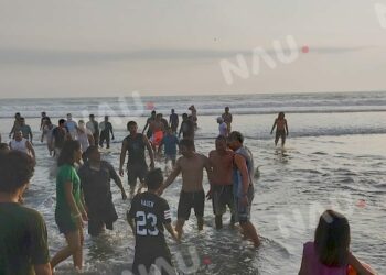 Bañistas salvan de morir a una persona que se estaba ahogando en la playa de pampa honda de Mapastepec