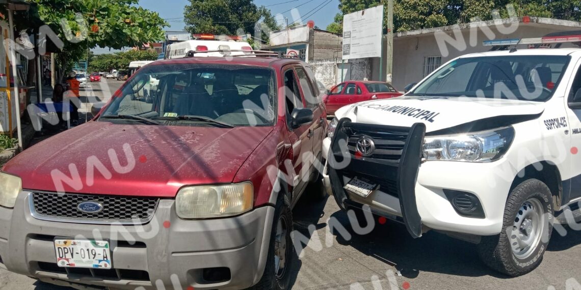 Camioneta hace corte de circulación a patrulla de la policía municipal.