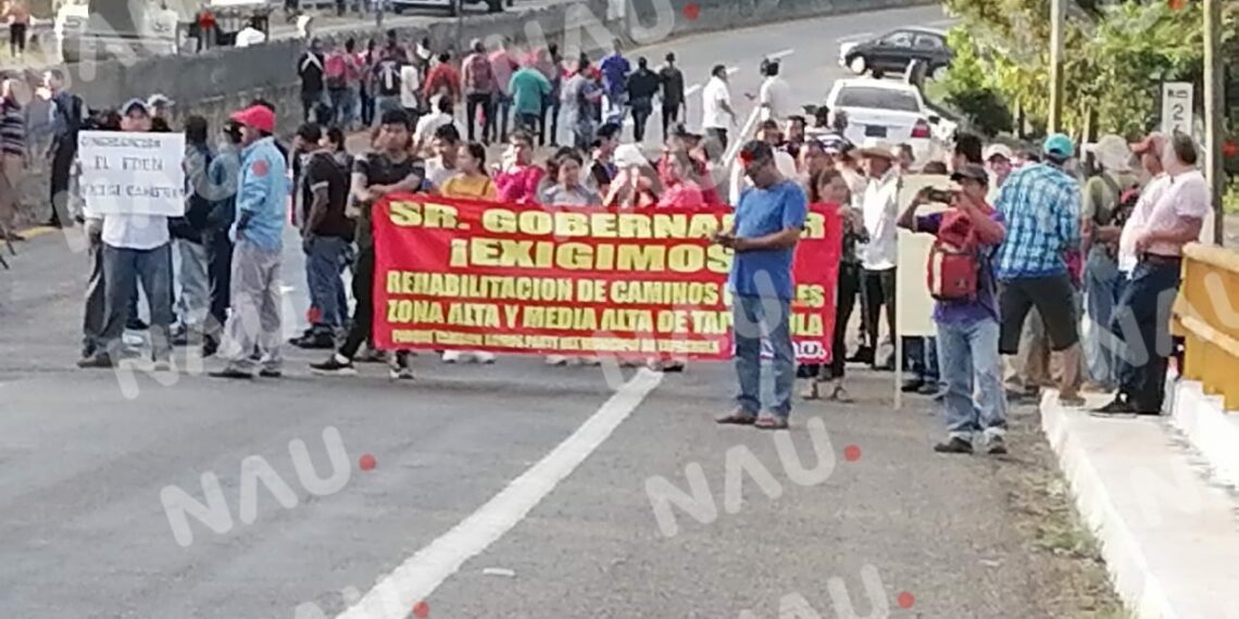Campesinos bloquean carretera costera