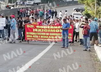 Campesinos bloquean carretera costera
