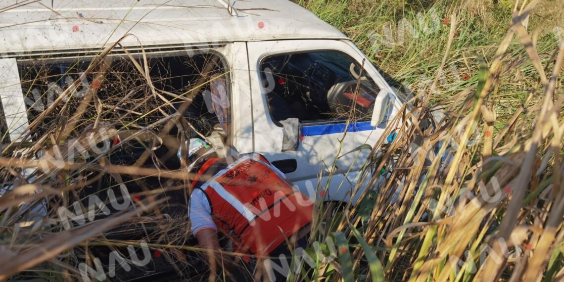 Combi de pasaje se sale de la cinta asfáltica en el tramo Viva México – Tapachula