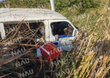Combi de pasaje se sale de la cinta asfáltica en el tramo Viva México – Tapachula