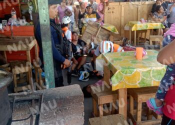 Dos mujeres que desayunaban en un local fueron embestidas por un motociclista en el bulevard Chiapas